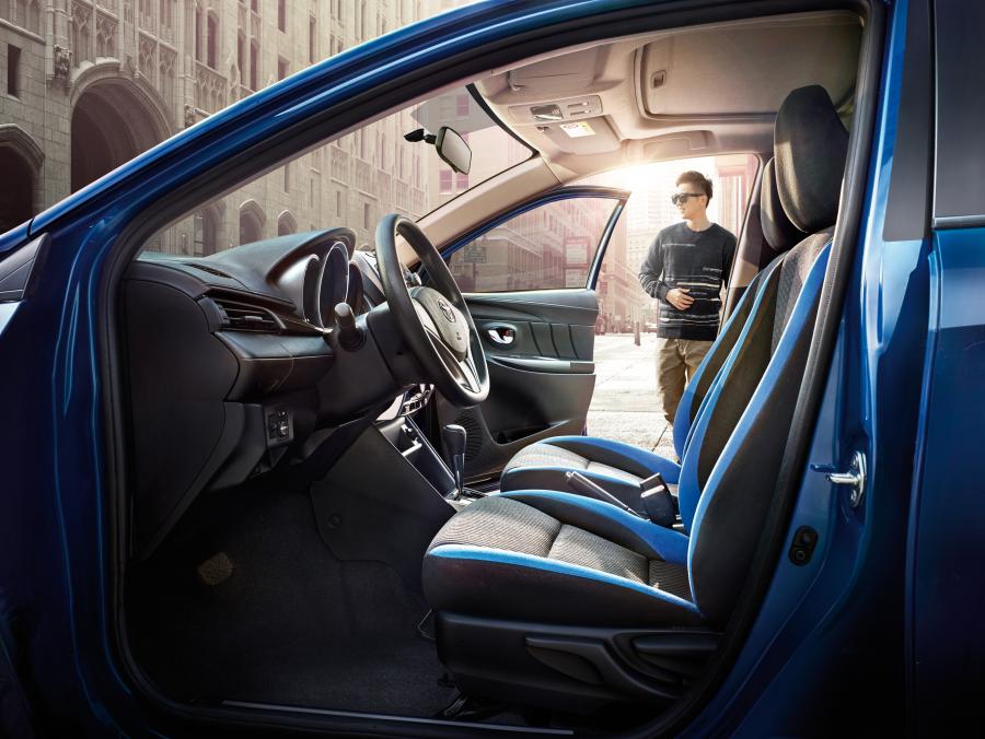 Интерьер Toyota Yaris L Sedan 2016 года  (CN) (фото 10 из 17)